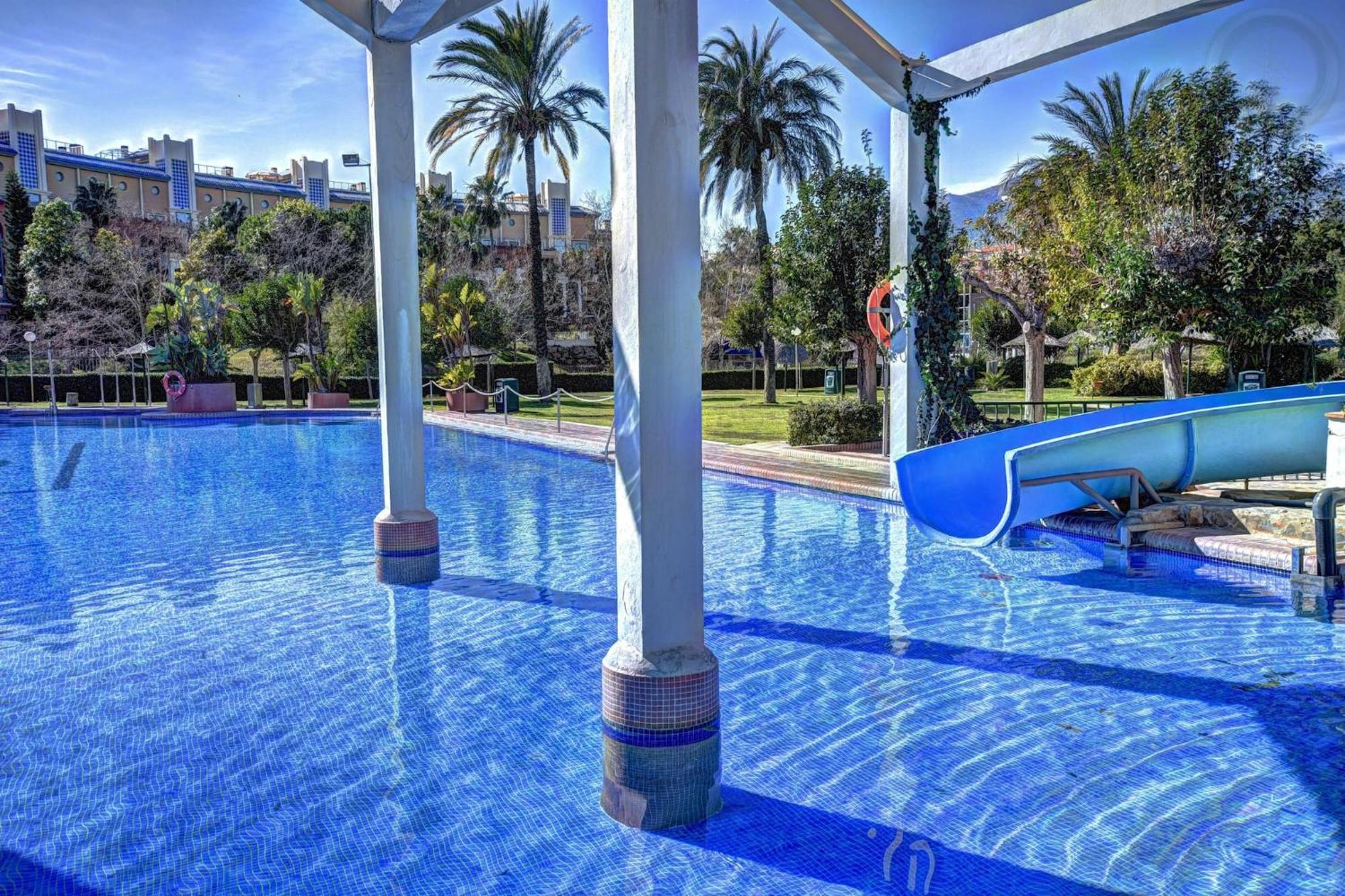 Deluxe Apartment In Benalbeach With Beach Views Benalmádena Exteriör bild
