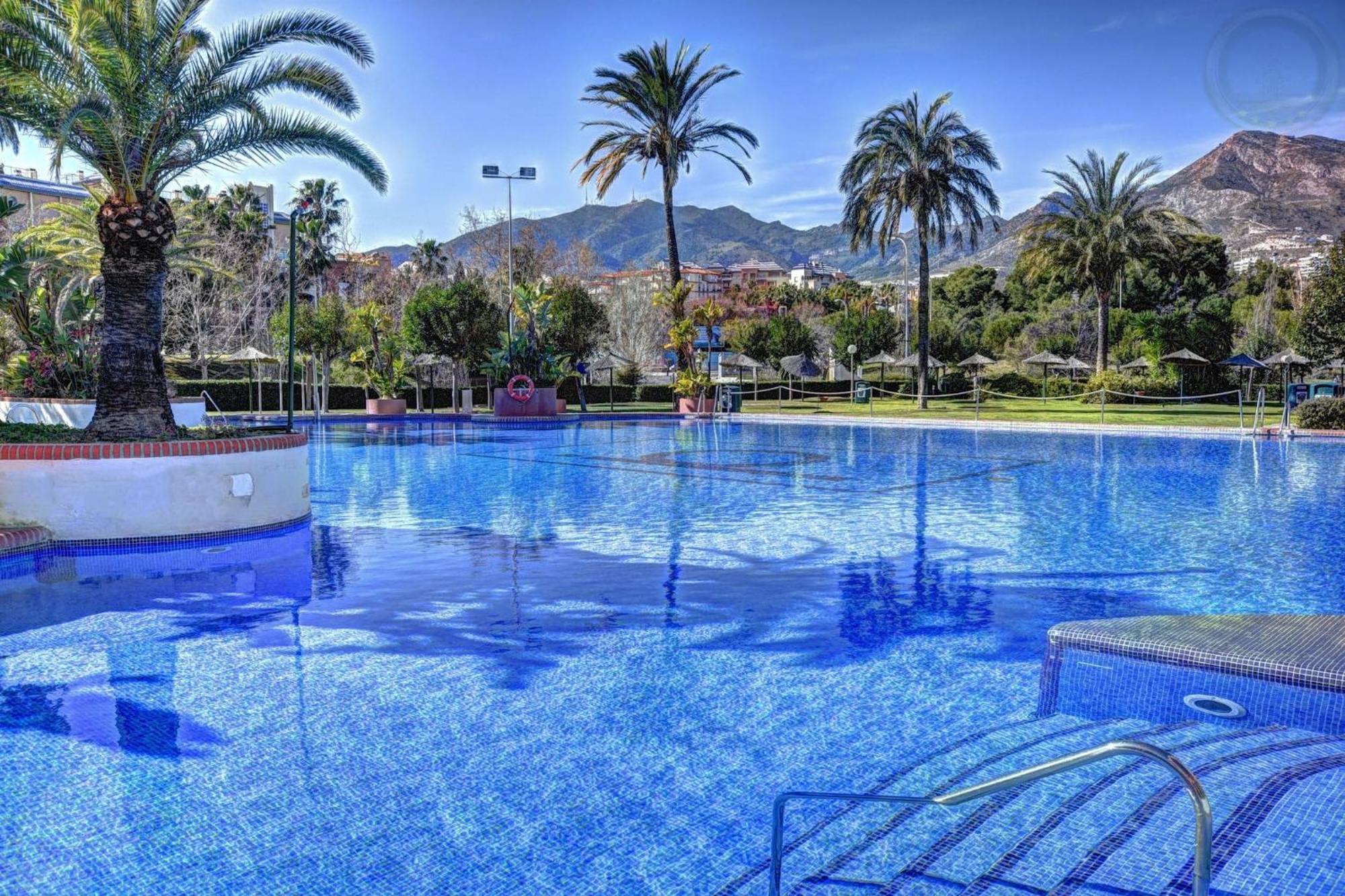 Deluxe Apartment In Benalbeach With Beach Views Benalmádena Exteriör bild